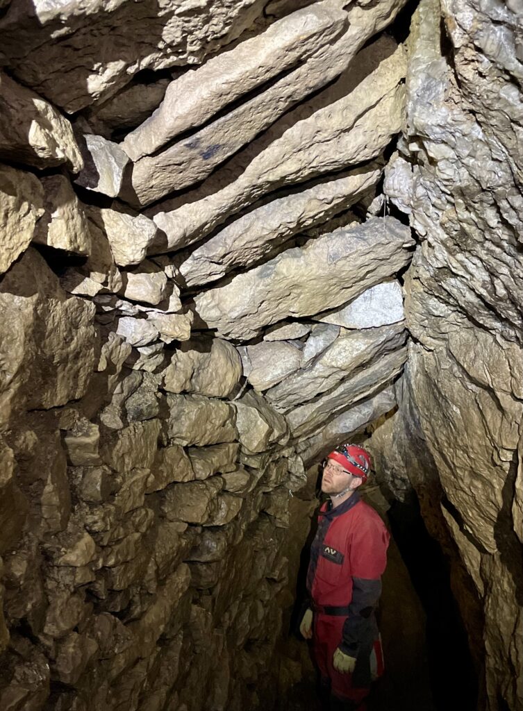 Vaulted mine roof